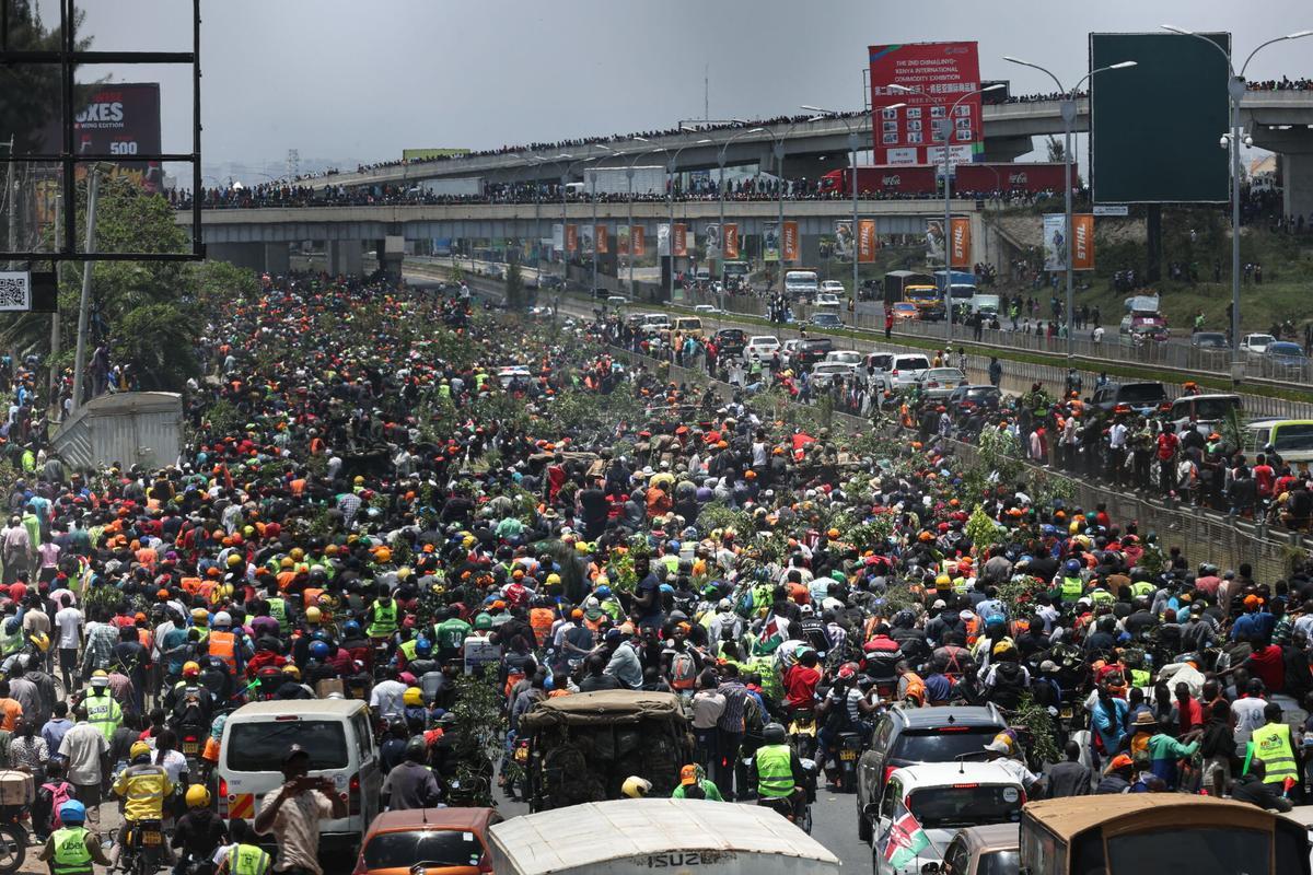 FORMER PRIME MINISTER ODINGA PAS (Kenya), 16/10/2025.- Supporters of the late Kenyan Prime Minister Raila Odinga follow the vehicle transporting his body to a stadium for public viewing after its arrival at Jomo Kenyatta International Airport in Nairobi, Kenya, 16 October 2025. Odinga, 80, who spent many years as an opposition leader, passed away in India on 15 October 2025 while receiving medical treatment. (Kenia) EFE/EPA/DANIEL IRUNGU