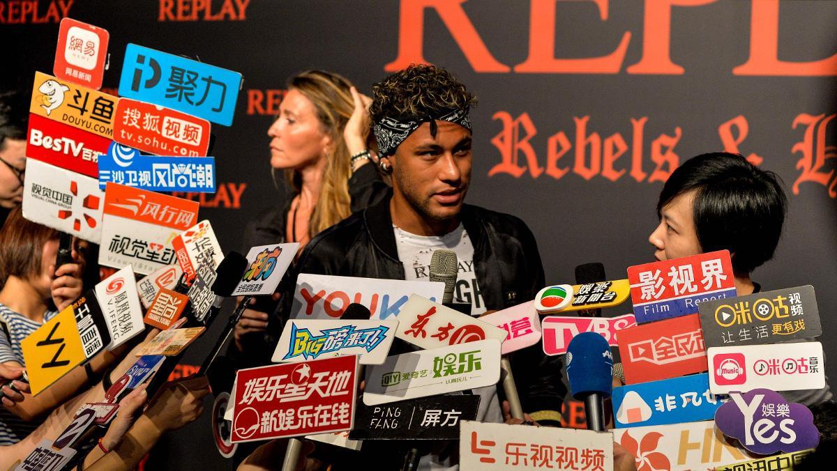 Neymar de promoción en Shangai, mientras su padre negocia con el FC Barcelona.