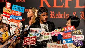 El pare de Neymar arriba a Barcelona per negociar amb el club.