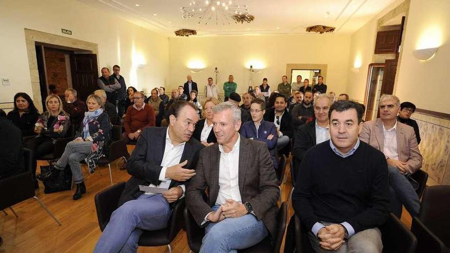 José Crespo estuvo arropado por Alfonso Rueda y Román Rodríguez, ayer, en el Pazo de Liñares. // Bernabé/Javier Lalín