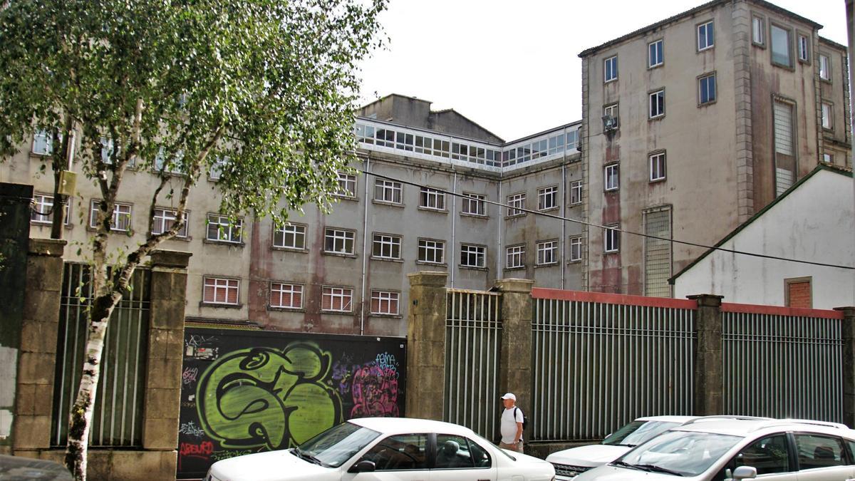 Estado actual del antiguo colegio Peleteiro en la zona nueva de Santiago de Compostela