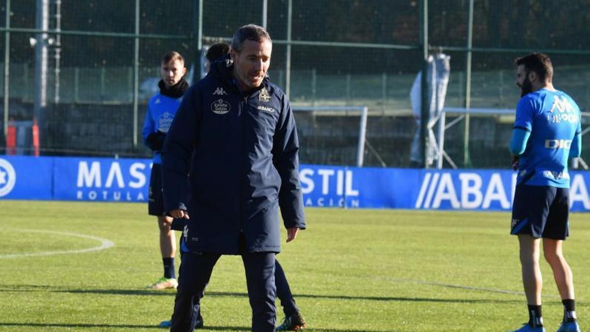 El entrenador del Deportivo, Óscar Cano, durante un entrenamiento en Abegondo. |  // VÍCTOR ECHAVE