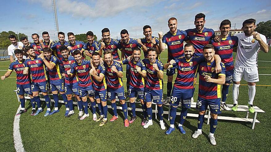 La plantilla del Llagostera es conjura per assolir l’ascens. | MARC MARTÍ