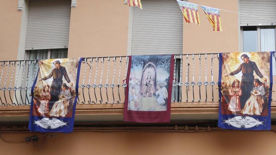 Cuarentena espiritual  en Algemesí y Carcaixent con colgaduras en los balcones