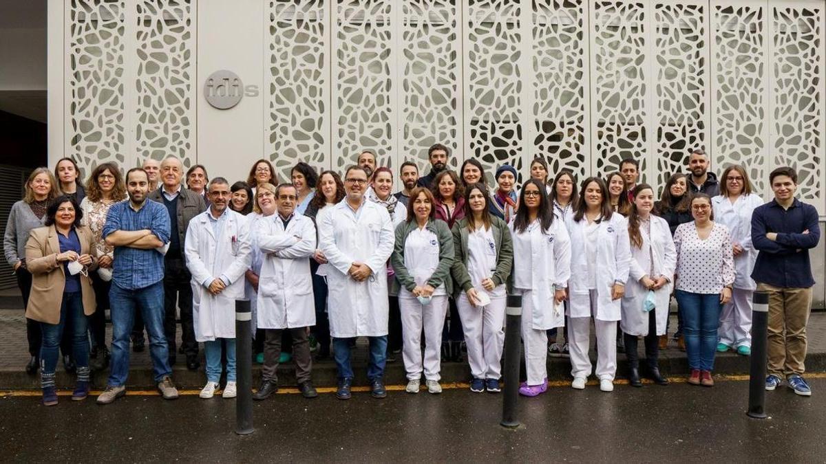 Federico Martinón, en primera fila por la izquierda, con pediatras e investigadores de Santiago en el IDIS.