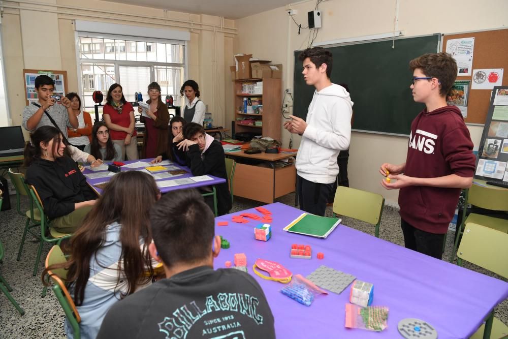 Especialistas visitan el taller de tecnología de los alumnos del instituto Zalaeta