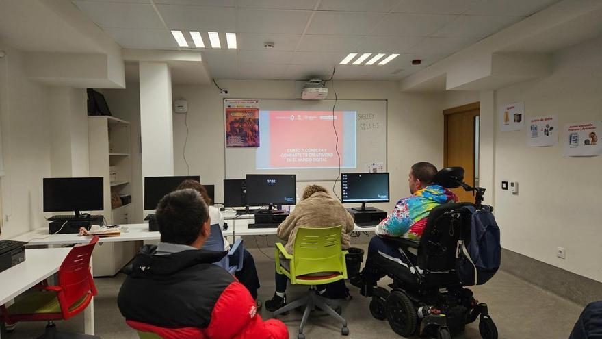 Más de 630 personas con discapacidad en Galicia se forman en competencias digitales básicas con el proyecto «Esenciales» de Fundación ONCE