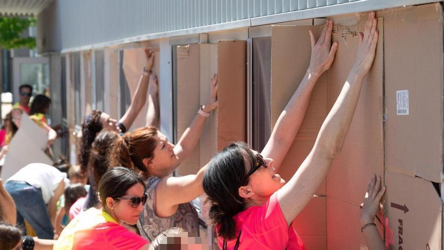 Las familias del CPI Parque Venecia de Zaragoza forran con cartones su cristalera para denunciar el calor en las aulas