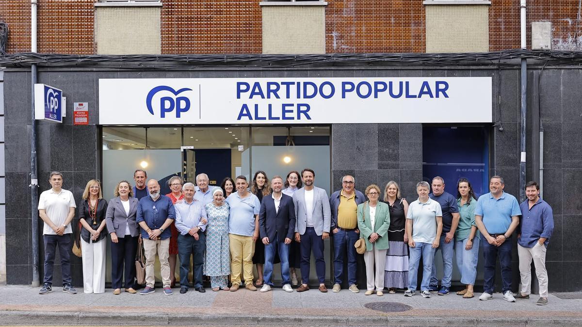 Asistentes a la inauguración de la sede.