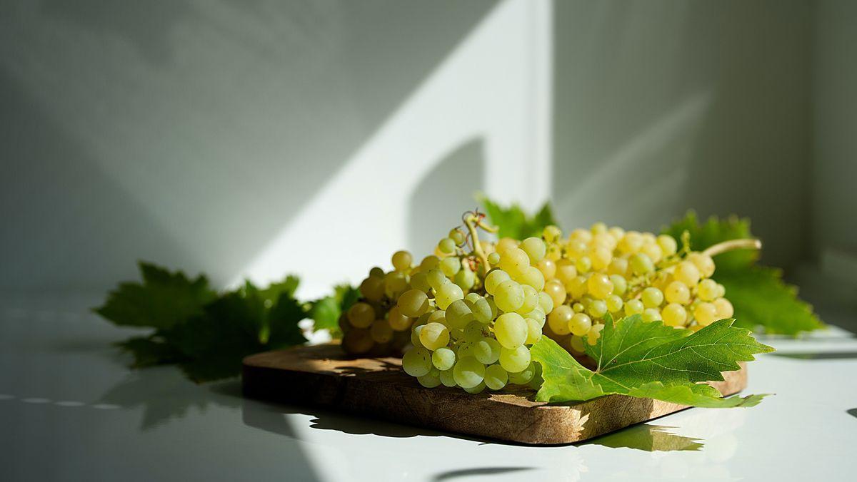 Las primeras uvas comienzan a aparecer en el mercado.