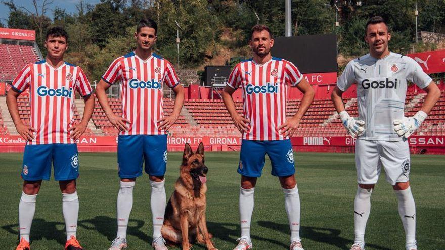 Arnau, Juanpe, Stuani i Juan Carlos amb un pastor alemany a Montilivi