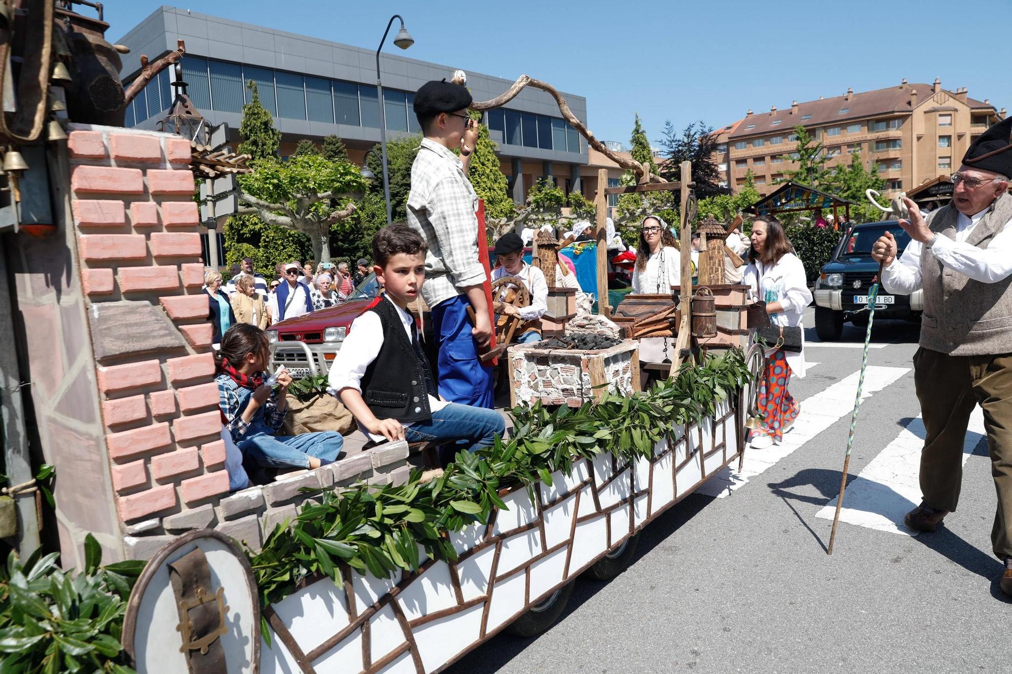 EN IMÁGENES: Así se ha vivido el desfile de carrozas y xarrés de las fiestas de San Isidro en Piedras Blancas