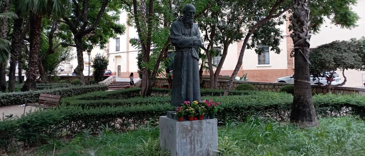 Escultura de Fray Leopoldo de Alpandeire en la plaza de Capuchinos, este pasado verano.