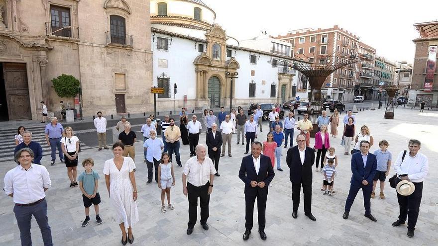 Juan Bautista Dólera (en primera fila con traje) junto a los miembros de su equipo y arropado por nazarenos de los Salzillos. L. O.