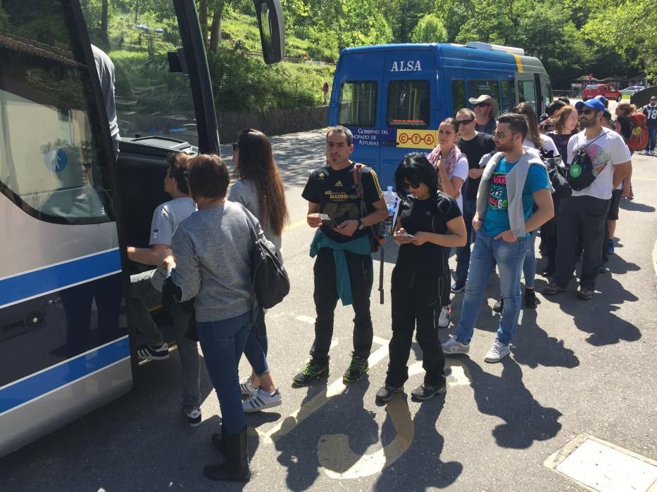 Turistas en los Lagos de Covadonga en el puente de mayo