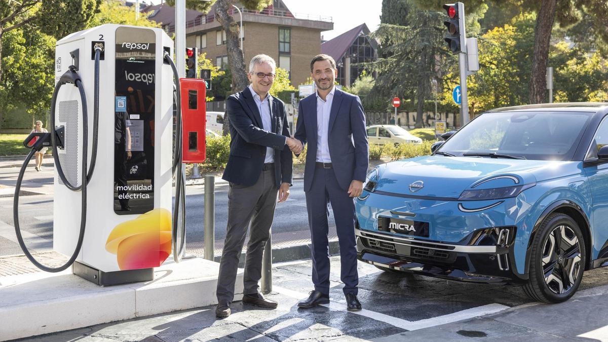 Christian Costaganna y Oliver Fernandez con el nuevo Micra