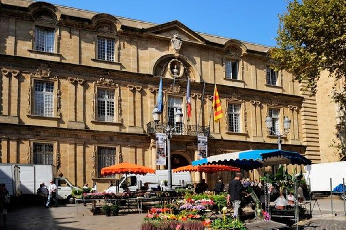 Mercado de flores en la Plaza del Hotel de la Villa en Aix en Provence.