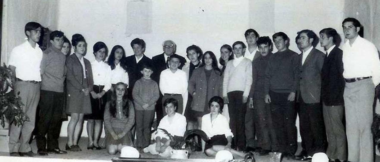 El grupo de teatro, hace medio siglo.