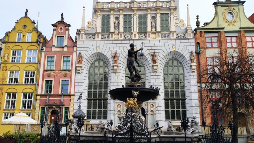 La fuente de Neptuno, con la Casa Señorial de Artus en el fondo | J.V.