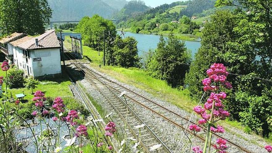 La estación de Feve de Llovio, en Ribadesella, ubicada en la ribera del río Sella.