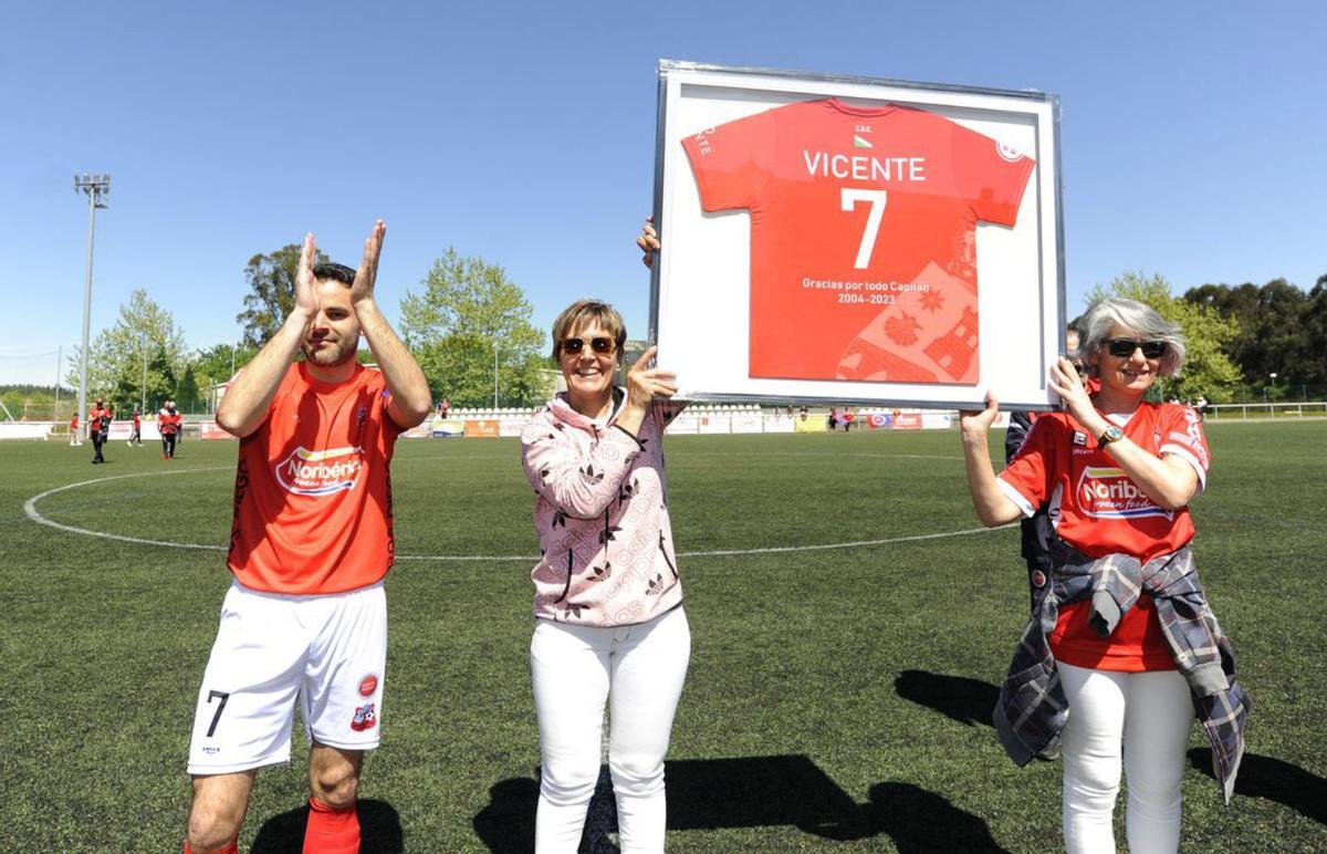 El jugador recibió una camiseta enmarcada. | // BERNABÉ/JAVIER LALÍN