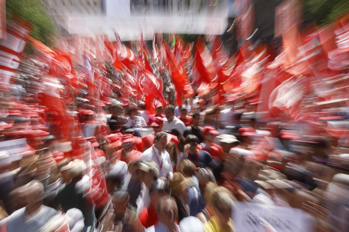 MADRID, 01/05/2023.- Manifestación para celebrar el Día Internacional del Trabajador convocada por UGT y CCOO este lunes en Madrid. EFE/ Juan Carlos Hidalgo