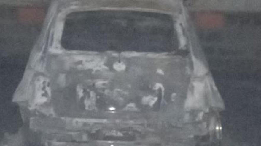 El cotxe que ha cremat del tot a l'aparcament de Figueres