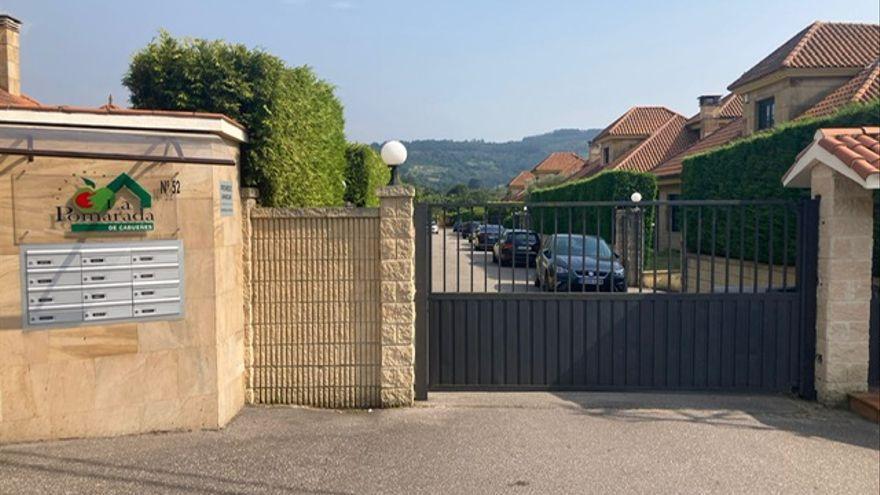 Entrada a la urbanización donde falleció el pequeño.