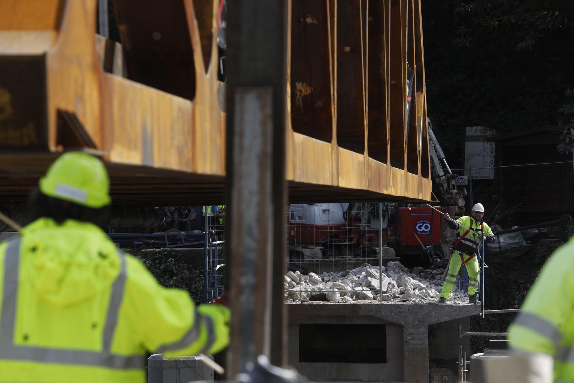 Así fue la instalación del nuevo puente de Quinzanas (Pravia)