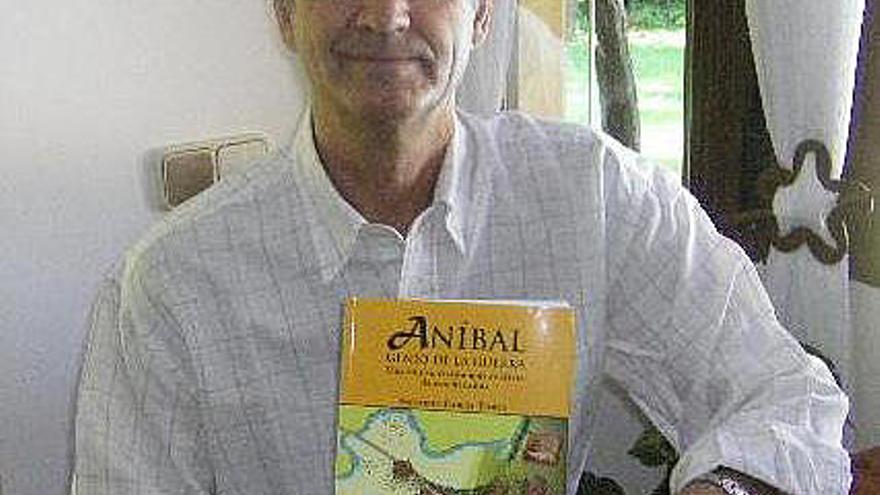 Salvador García muestra un ejemplar de su libro de investigación.