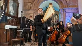 Así suena la rota de Arlós: el instrumento medieval emociona en un concierto en el templo románico de Llanera