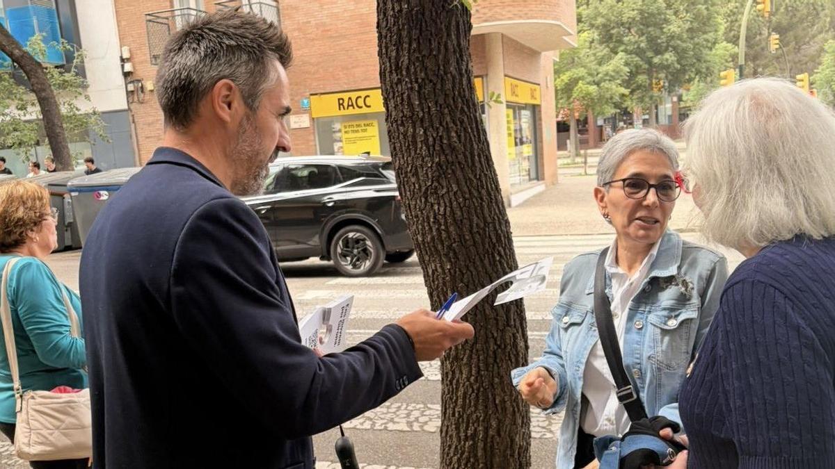 Marc Puigtió en una de les accions de precampanya.