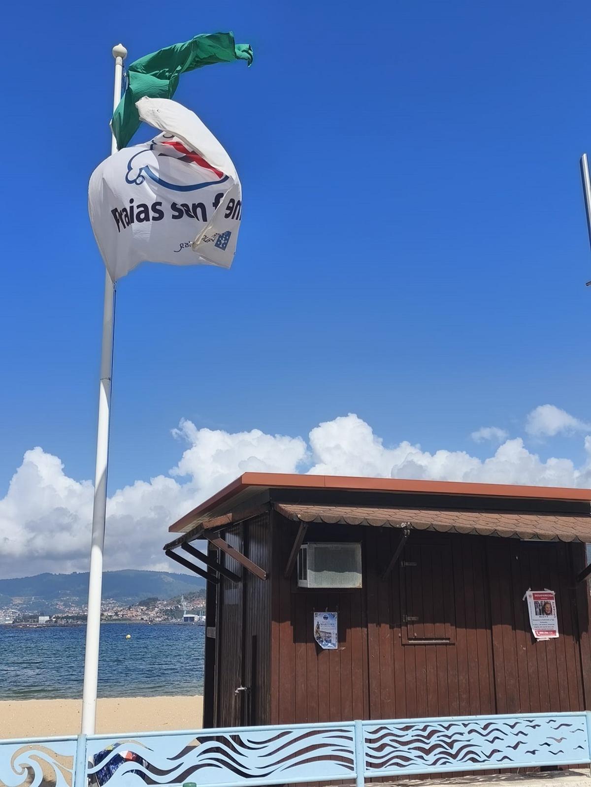 La bandera verde, esta mañana en la playa de Arealonga.