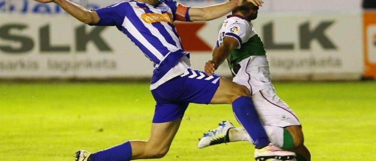 Un futbolista del Alavés encima a un rival del Elche la pasada jornada en Mendizorroza.