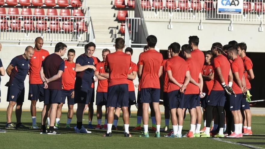 Berizzo se dirige a sus jugadores en el entrenamiento de hoy.