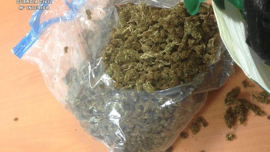 Detenido por llevar un kilo y medio de marihuana