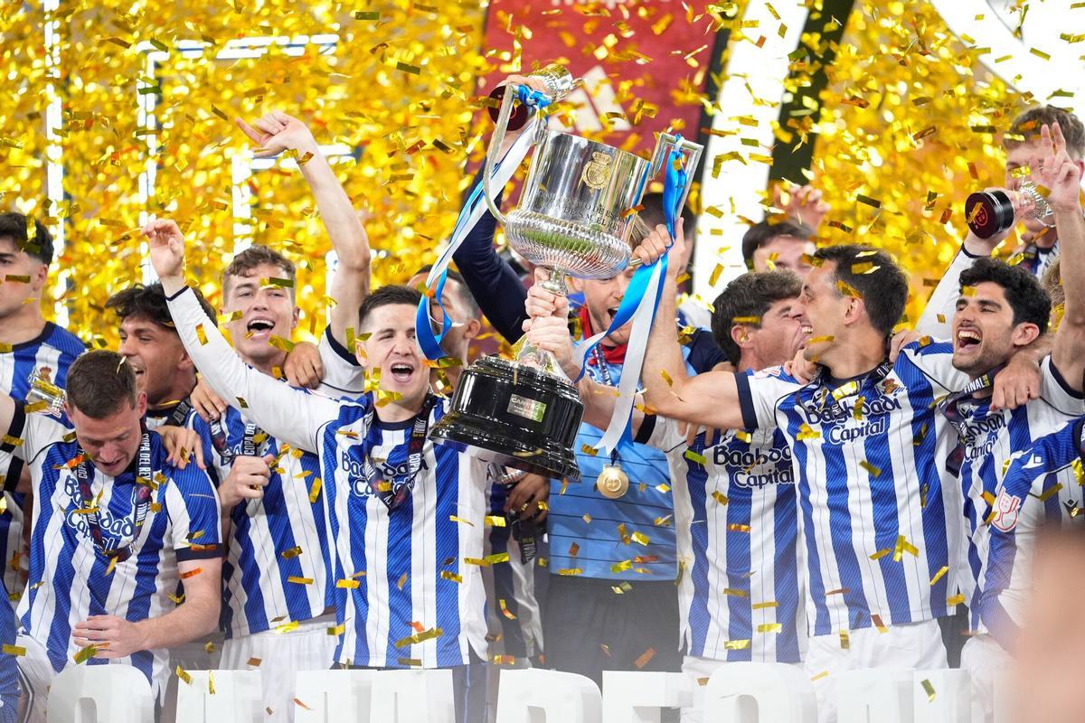 Los jugadores de la Real Sociedad levantan la Copa del Rey