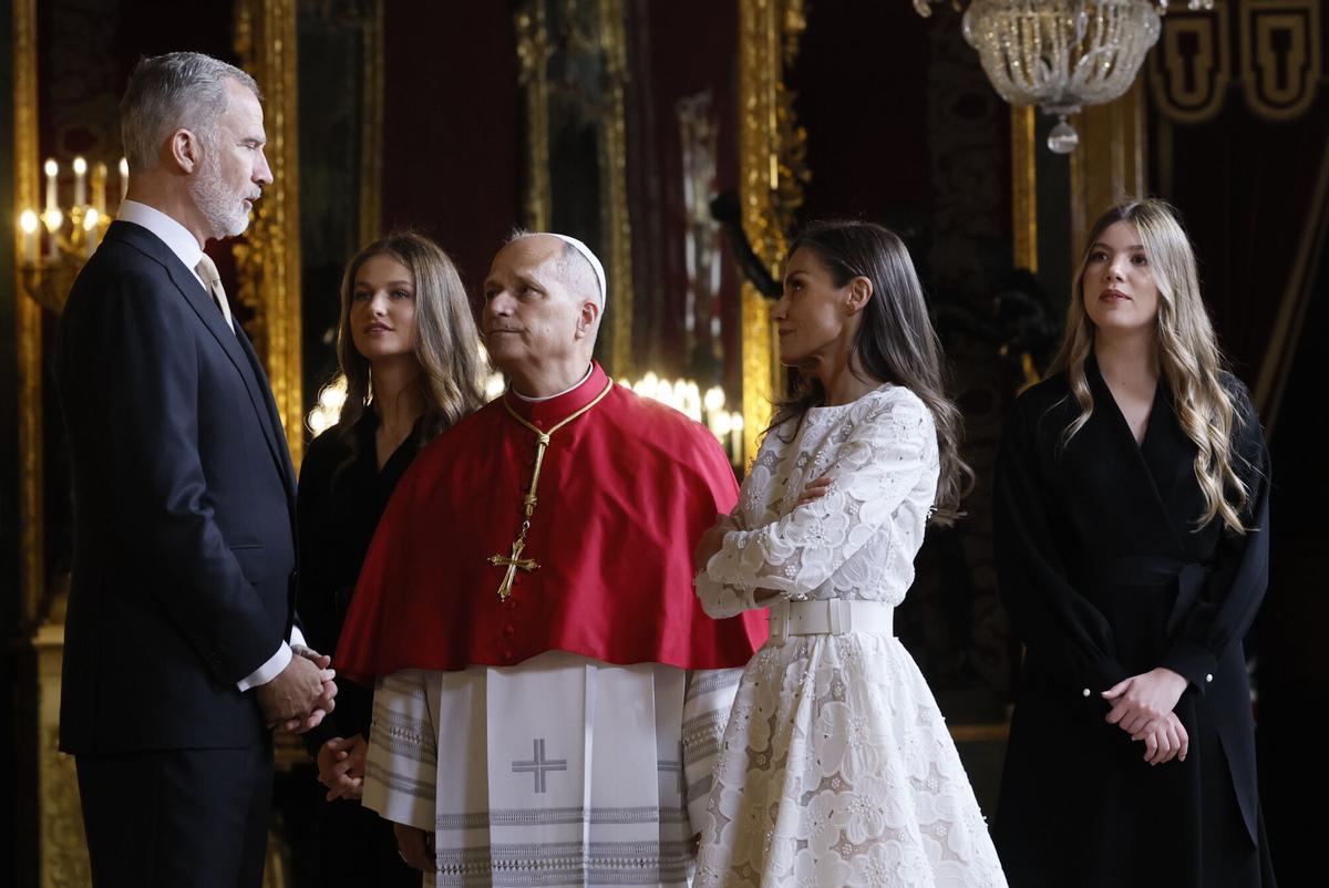 El papa León XIV charla con los reyes Felipe y Letizia, junto a la princesa Leonor y la infanta Sofía durante la ceremonia de bienvenida al sumo pontífice en el Palacio Real.