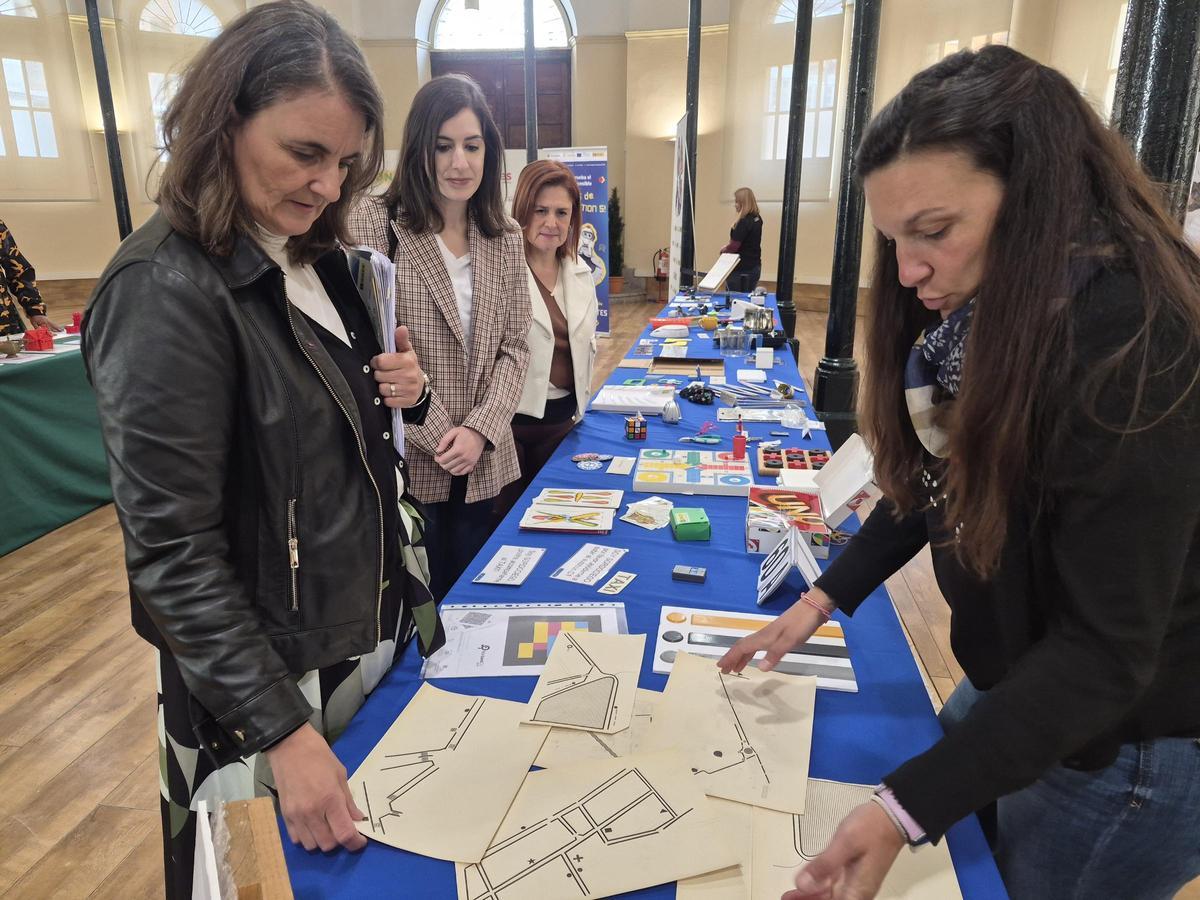 A la derecha, Paula Pérez muestra varios artículos a la edil María Velasco, con Marta Malgor y  Yobanka Cuervo, delegada de la ONCE en Asturias.