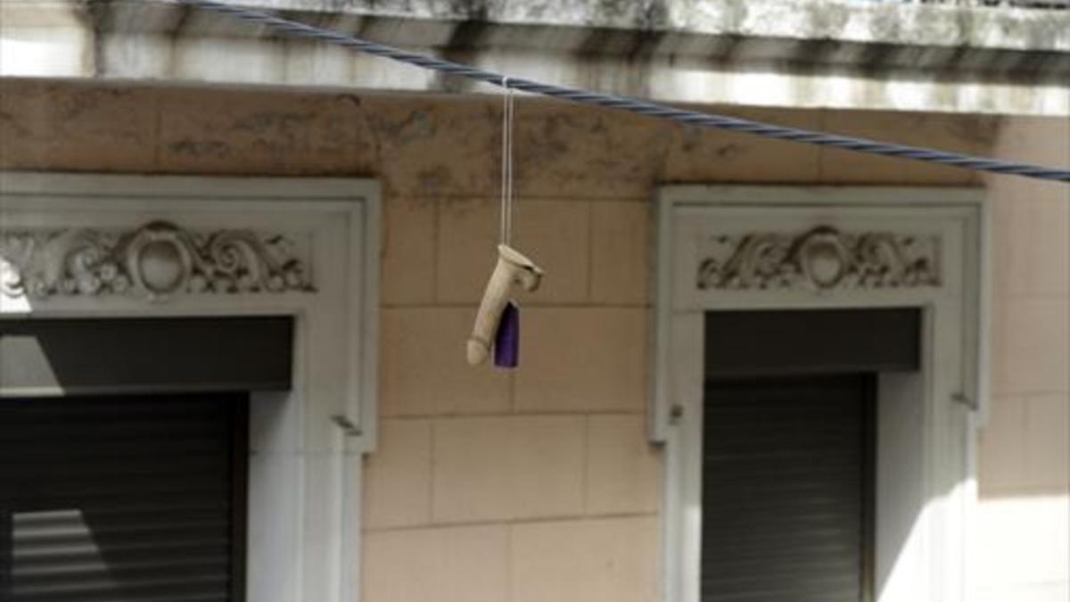 Un pene de goma cuelga de un cable en la calle de Radas, cerca de França Xica, en el Poble Sec.