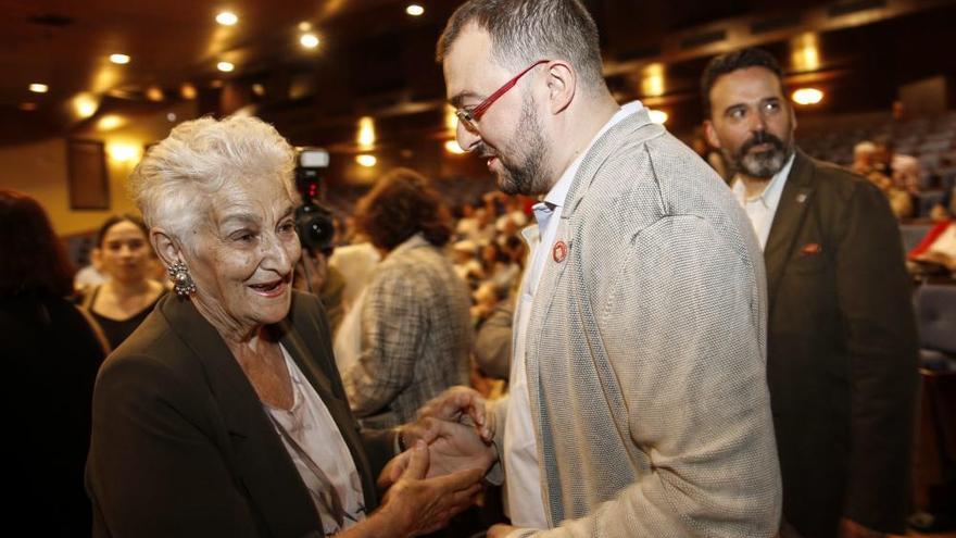 Acto de las 13 rosas en homenaje a Hilda Farfante