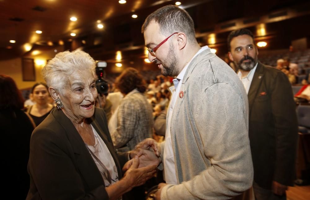 Acto de las 13 rosas en homenaje a Hilda Farfante