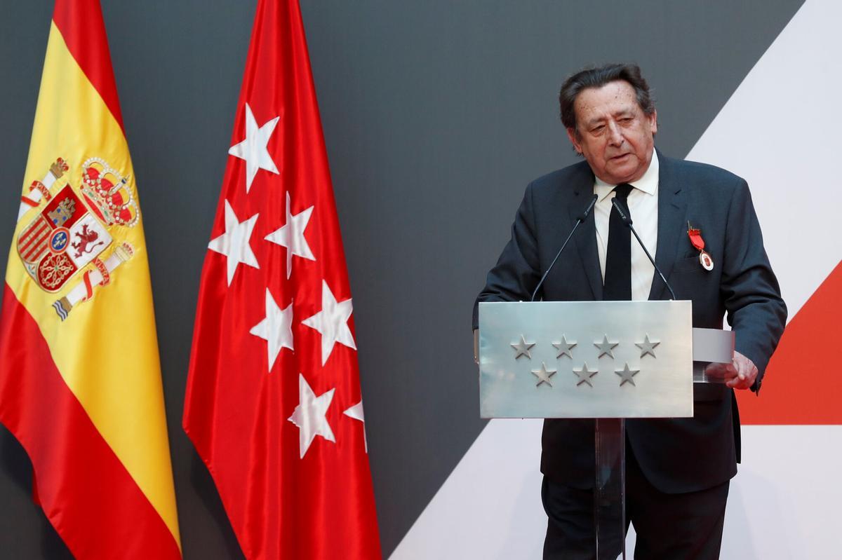 MADRID, 05/12/2025.-Fotografía de archivo del 02/05/2018 del periodista y escritor Alfonso Ussía durante el acto de entrega de la Medalla de Oro de la Comunidad de Madrid. El escritor y periodista madrileño Alfonso Ussía ha fallecido en Madrid a los 77 años, según han informado ABC y El Debate, medios con los que colaboró. Ussía comenzó su carrera literaria escribiendo poesía satírica y pronto se convirtió en columnista en destacados periódicos y revistas, como ABC, Diario 16, La Razón, Época, El cocodrilo y El Debate, desde donde abordó durante décadas multitud de temas sociales bajo el prisma de un humor incisivo o la sátira. EFE/ Chema Moya