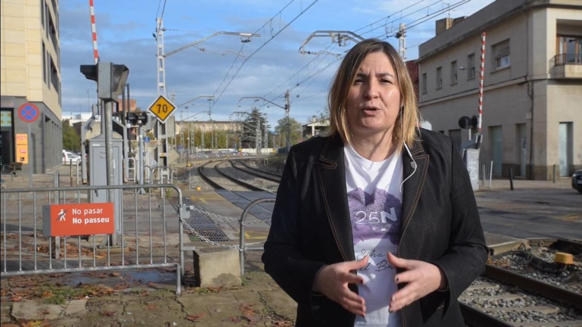 L'alcaldessa de Figueres, Agnès Lladó, al pas a nivell de l'avinguda Vilallonga