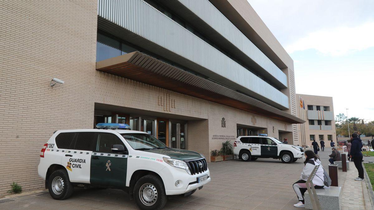 Vehículos de la Guardia Civil apostados a la entrada de la Ciudad de la Justicia de Castelló.