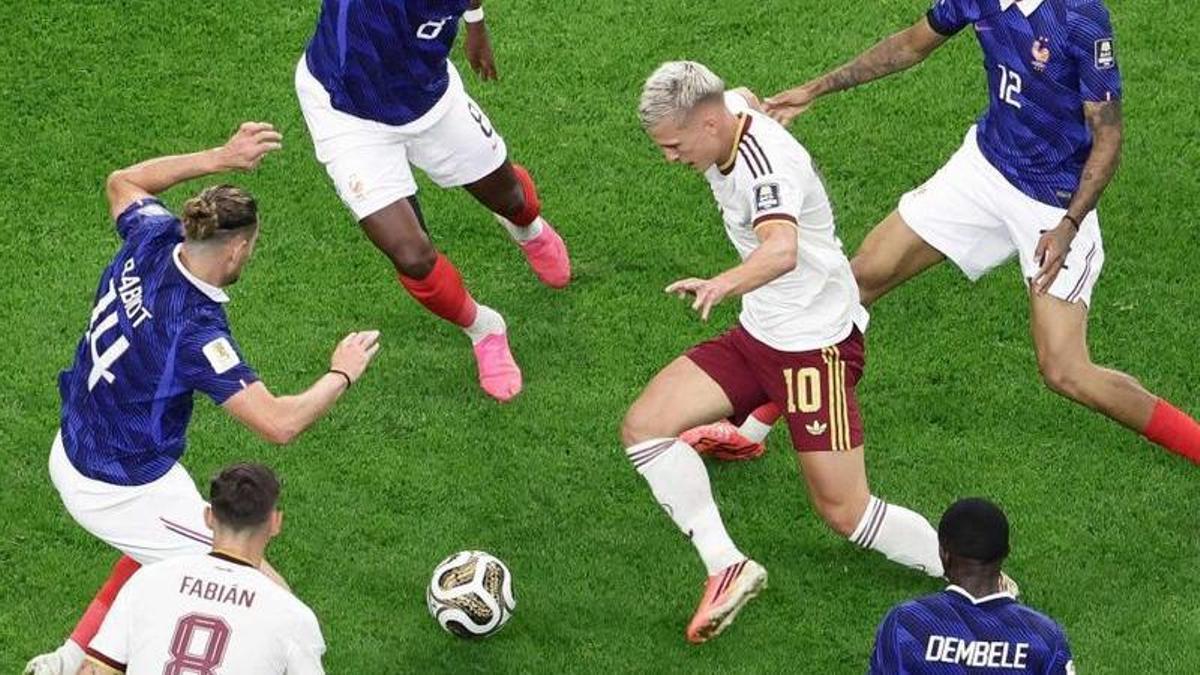 Dani Olmo condueix la pilota envoltat de rivals, ahir a Dallas. | ARIC BECKER / AFP