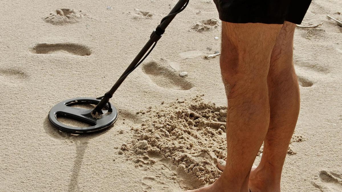 La Junta prohíbe los detectores de metales en las playas de Málaga: multas de hasta 250.000 euros