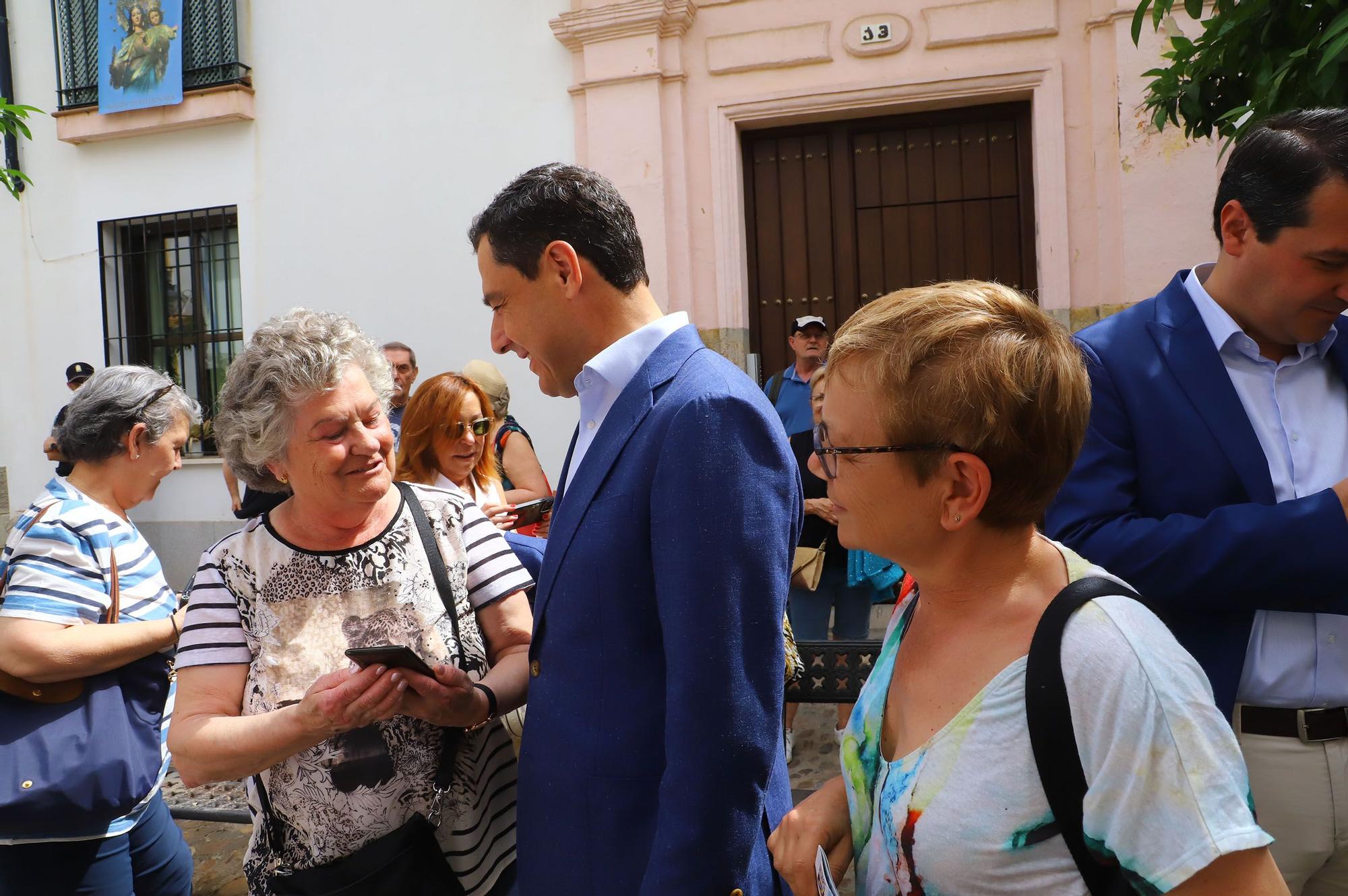 Juanma Moreno visita los Patios de Córdoba