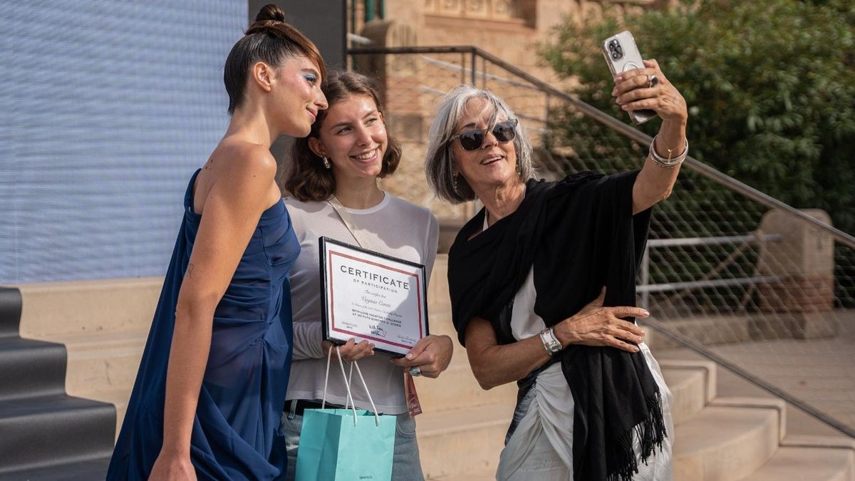 Lesley Frowick (derecha) se hace un selfi con Virginia Ceruti, estudiante del IED Barcelona, ganadora de la beca With Love Halston, y la modelo que lleva su diseño.