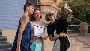 Lesley Frowick (derecha) se hace un selfi con Virginia Ceruti, estudiante del IED Barcelona, ganadora de la beca With Love Halston, y la modelo que lleva su diseño.